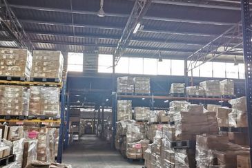 Spacious warehouse at Senawang facing main road