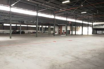 Spacious warehouse at Senawang facing main road