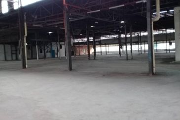 Spacious warehouse at Senawang facing main road