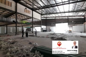 Warehouse Cheras Sg Long facing main road