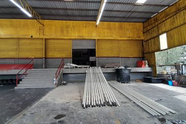 Warehouse Cheras Sg Long facing main road