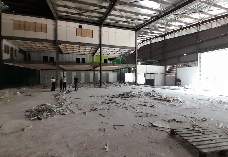 Warehouse Cheras Sg Long facing main road