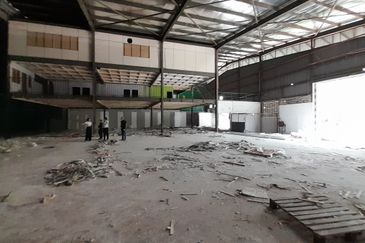 Warehouse Cheras Sg Long facing main road