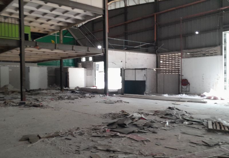 Warehouse Cheras Sg Long facing main road