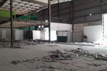 Warehouse Cheras Sg Long facing main road