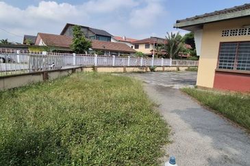 RARE VINTAGE, Corner Lot Bungalow, Ready for Commercial Purpose