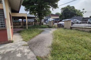 RARE VINTAGE, Corner Lot Bungalow, Ready for Commercial Purpose