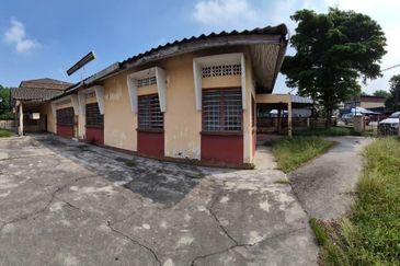 RARE VINTAGE, Corner Lot Bungalow, Ready for Commercial Purpose