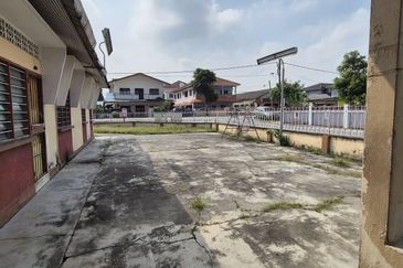 RARE VINTAGE, Corner Lot Bungalow, Ready for Commercial Purpose
