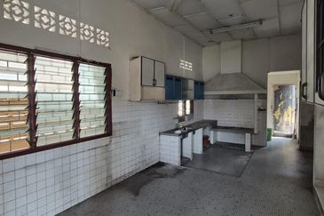 RARE VINTAGE, Corner Lot Bungalow, Ready for Commercial Purpose