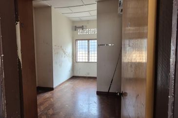 RARE VINTAGE, Corner Lot Bungalow, Ready for Commercial Purpose