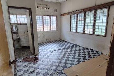 RARE VINTAGE, Corner Lot Bungalow, Ready for Commercial Purpose