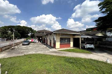 RARE VINTAGE, Corner Lot Bungalow, Ready for Commercial Purpose