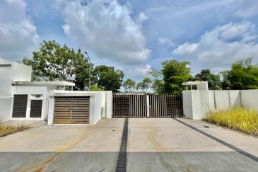 Below Market Value 3 Storey Semi D Aleya Twin Villa, Bukit Jelutong, Shah Alam Freehold