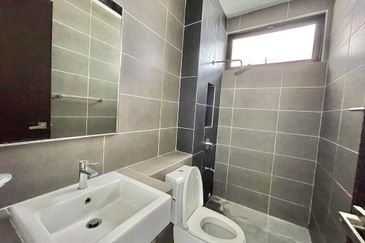 Below Market Value 3 Storey Semi D Aleya Twin Villa, Bukit Jelutong, Shah Alam Freehold