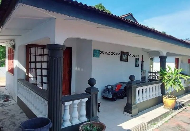 Bungalow 2 Storey Villa Sri Kundor Kg Kundur Hilir, Rembau Large Land Area