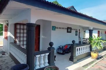 Bungalow 2 Storey Villa Sri Kundor Kg Kundur Hilir, Rembau Large Land Area