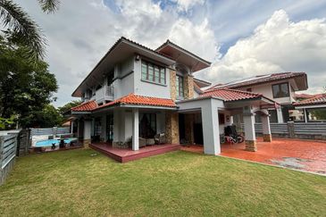 FULLY FURNISHED Bungalow With Swimming Pool, Huge Land Area, Ara Damansara