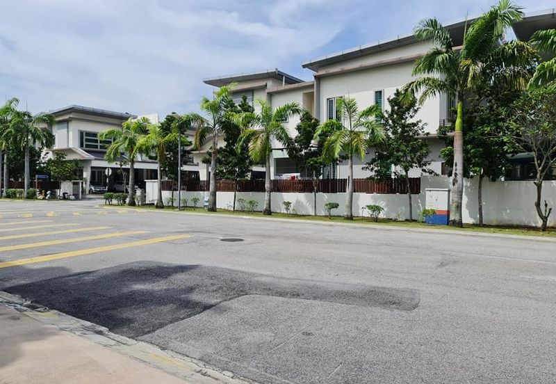 Ritz Residence Townhouse Duplex ( Lower Unit ) Full Furnished to LET