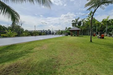 Ritz Residence Townhouse Duplex ( Lower Unit ) Full Furnished to LET