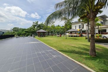 Ritz Residence Townhouse Duplex ( Lower Unit ) Full Furnished to LET