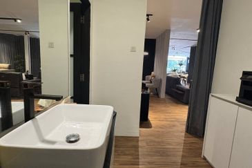 Jalan Universiti (Jalan Prof Diraja Ungku Aziz)