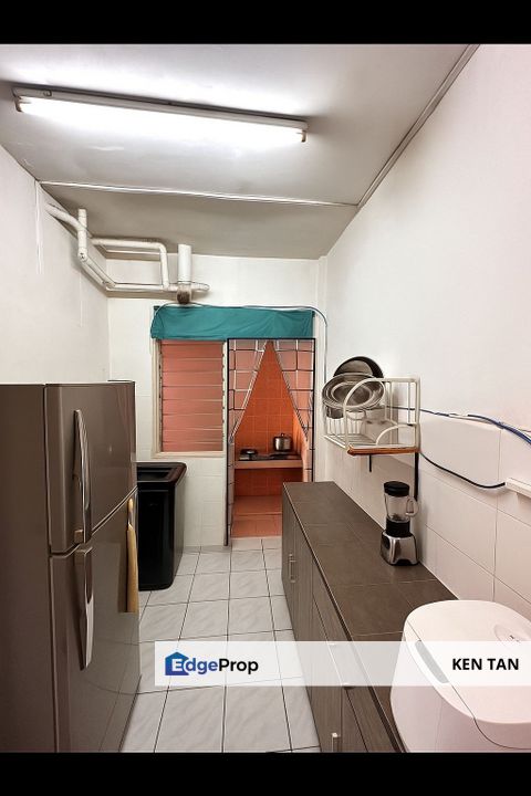 Pangsapuri Putra Impian Walk Out Apartment for Sale, Selangor, Seri Kembangan