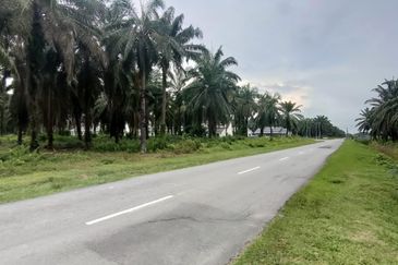 2Lot Tanah Untuk Dimajukan Zoning Perumahan