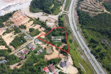 Land Tepi Main Road & International School 