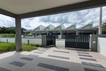 Rumah Teres Setingkat Gated & Guarded di Taman Pusing Delima, Pusing Perak for Sale