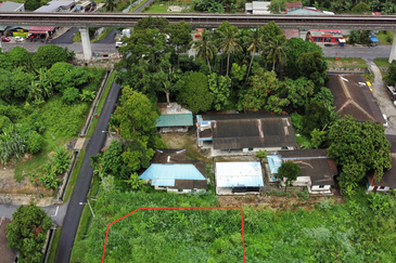 Tanah Korner Lot Banglo di Kampung Sri Aman Luar, Puchong untuk di Jual