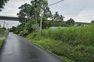 Tanah Korner Lot Banglo di Kampung Sri Aman Luar, Puchong untuk di Jual