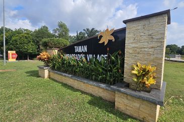 Corner Lot Banglo Taman Ambassador Village Durian Tunggal, Alor Gajah Melaka Untuk DiJual / Sale