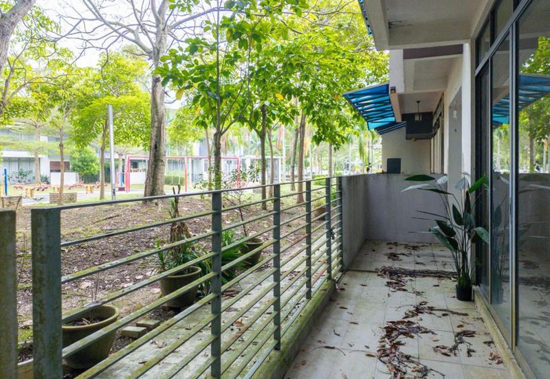 Summerglades, Perdana Lakeview West