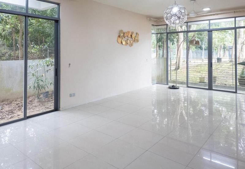 Summerglades, Perdana Lakeview West