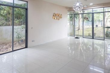 Summerglades, Perdana Lakeview West