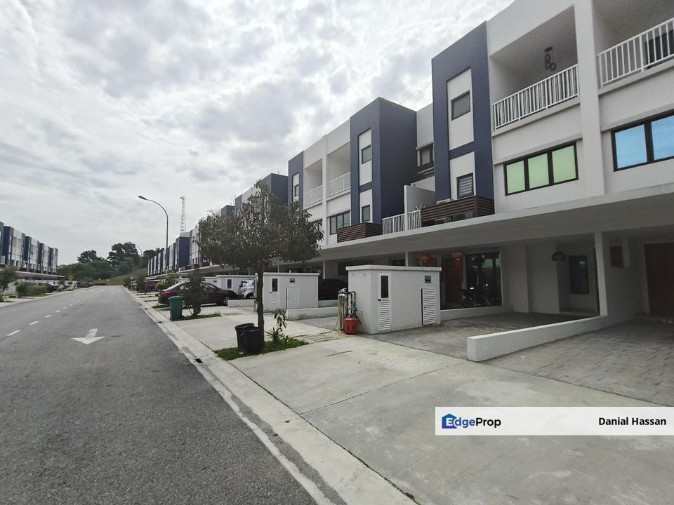 Nearby KLIA Freehold Furnished 3 Storey Townhouse Ayden Warisan Puteri Kota Warisan Sepang, Selangor, Sepang
