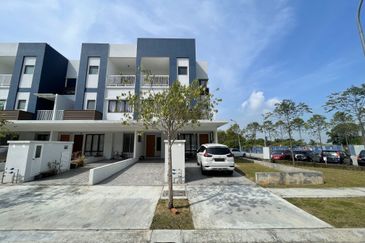 Ayden Townhouse Warisan Puteri