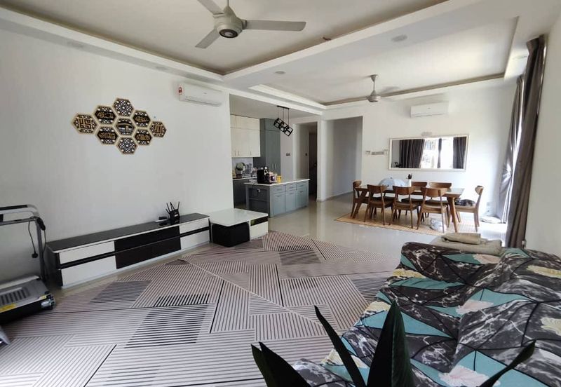 Summerglades, Perdana Lakeview West