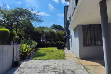 Summerglades, Perdana Lakeview West