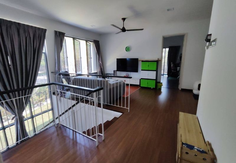 Summerglades, Perdana Lakeview West