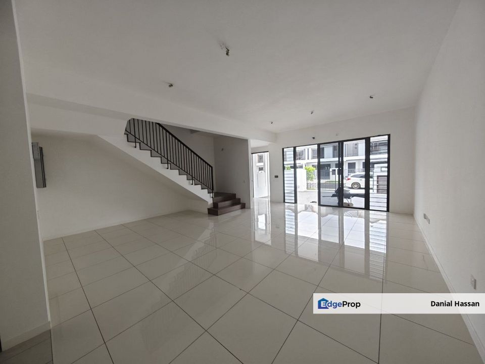 Near KLIA Newly Completed Unit Below Market Value 2 Storey Terrace House Anisa Serenia City Kota Warisan Sepang, Selangor, Sepang