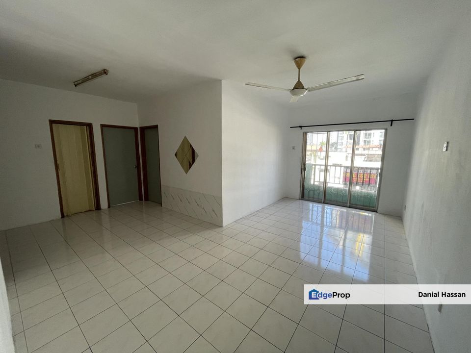 Near MRT Taman Equine Basic Unit Vista Pinggiran Apartment Taman Pinggiran Putra Seri Kembangan, Selangor, Seri Kembangan