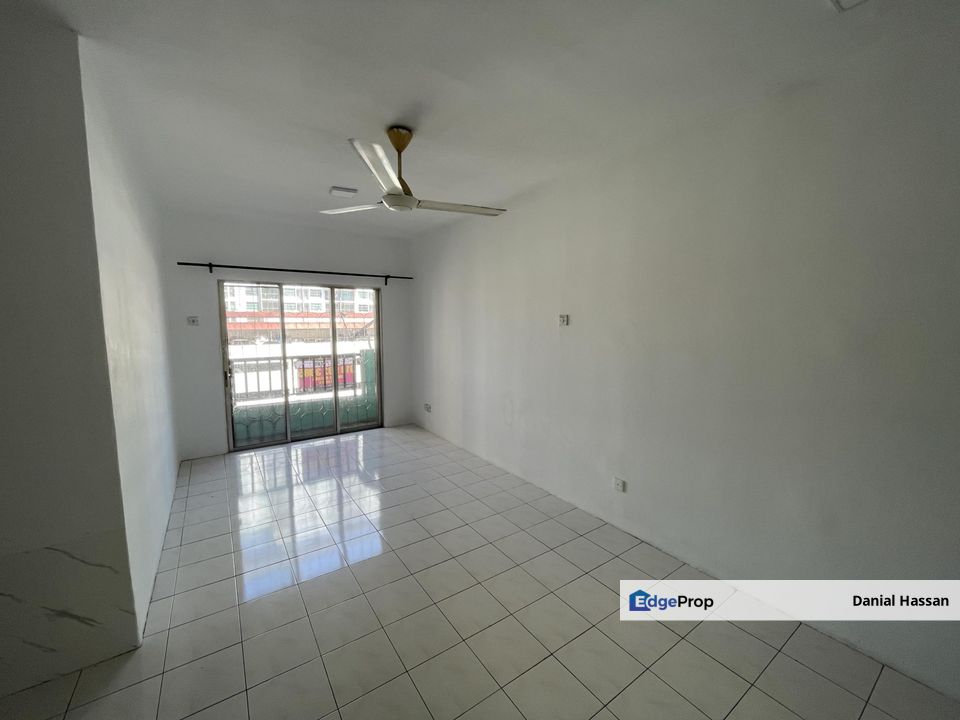 Near MRT Taman Equine Basic Unit Vista Pinggiran Apartment Taman Pinggiran Putra Seri Kembangan, Selangor, Seri Kembangan