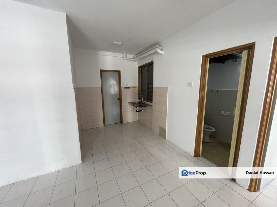 Near MRT Taman Equine Basic Unit Vista Pinggiran Apartment Taman Pinggiran Putra Seri Kembangan, Selangor, Seri Kembangan