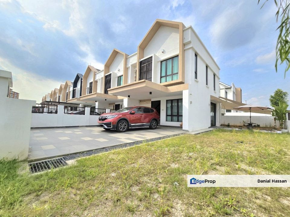 Huge Land Well Maintained End Lot 2 Storey Terrace House Melodia 2 Alam Impian Seksyen 35 Shah Alam, Selangor, Shah Alam