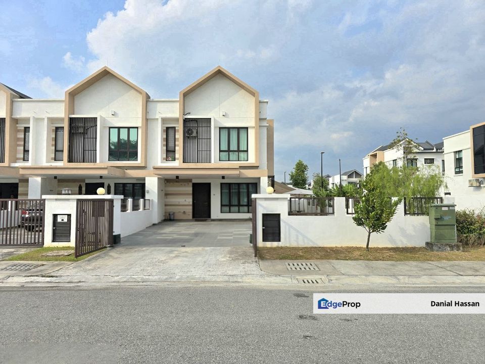Huge Land Well Maintained End Lot 2 Storey Terrace House Melodia 2 Alam Impian Seksyen 35 Shah Alam, Selangor, Shah Alam