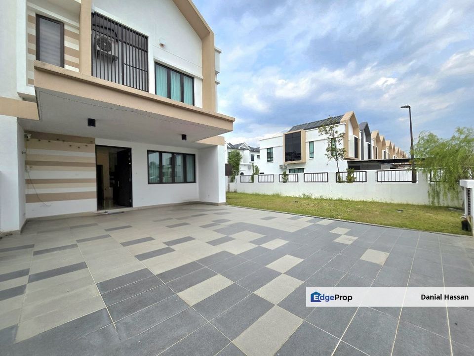 Huge Land Well Maintained End Lot 2 Storey Terrace House Melodia 2 Alam Impian Seksyen 35 Shah Alam, Selangor, Shah Alam