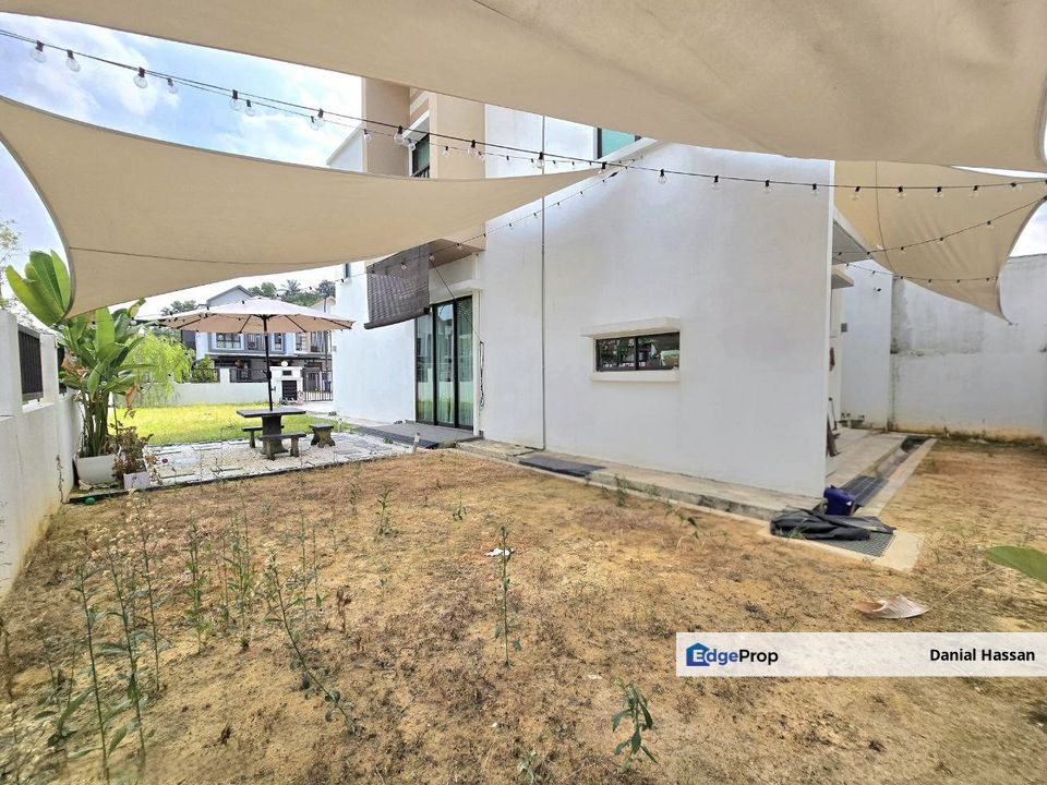 Huge Land Well Maintained End Lot 2 Storey Terrace House Melodia 2 Alam Impian Seksyen 35 Shah Alam, Selangor, Shah Alam