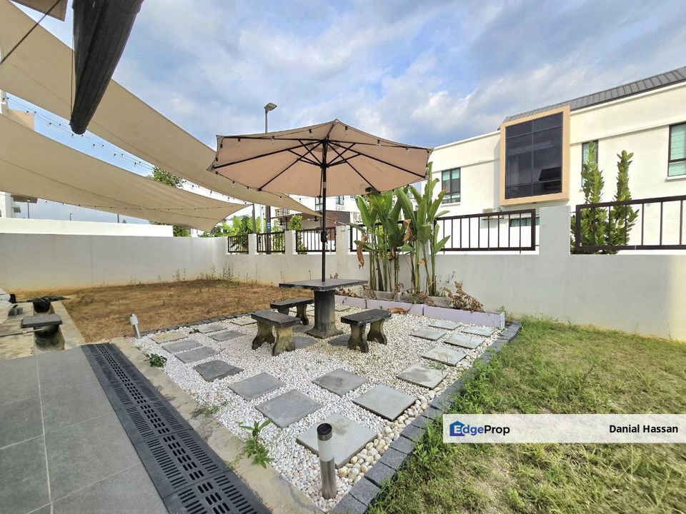 Huge Land Well Maintained End Lot 2 Storey Terrace House Melodia 2 Alam Impian Seksyen 35 Shah Alam, Selangor, Shah Alam